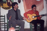 Julián Estrada, con Alberto Rodríguez a la guitarra