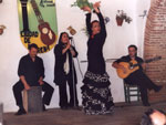 Al baile Ana García, con J. Luis Postigo a la guitarra